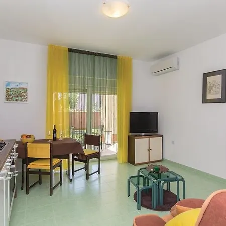 Garden With Terrace And Grill פולה