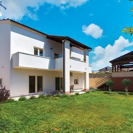 Garden With Terrace And Grill Pula