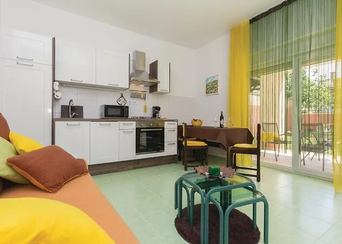 Apartment Garden With Terrace And Grill Pula