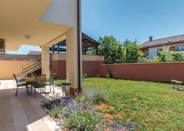 Apartment Garden With Terrace And Grill *