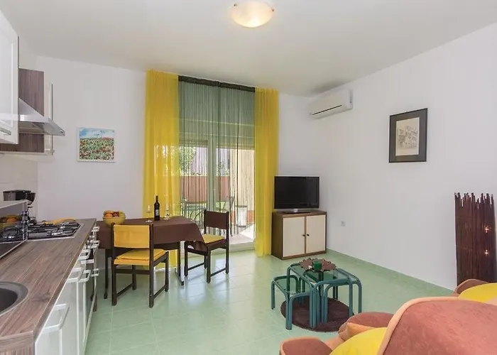 Garden With Terrace And Grill Pula