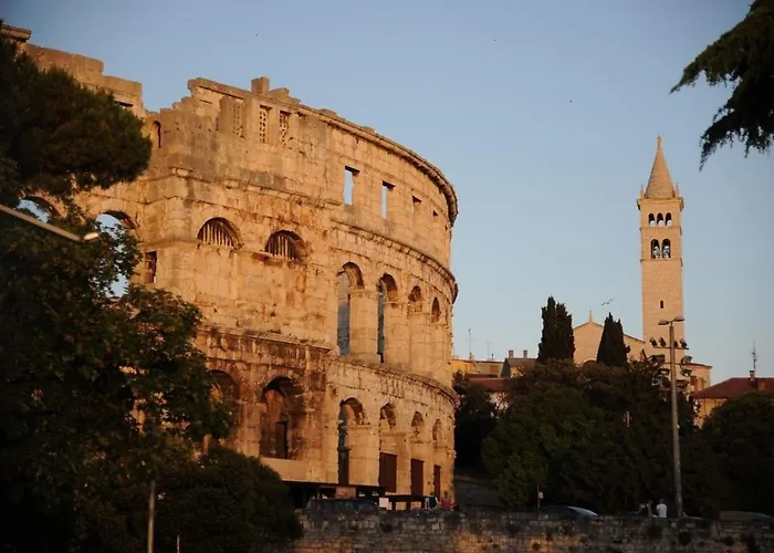 Garden With Terrace And Grill *