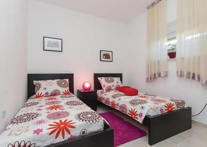 Garden With Terrace And Grill *