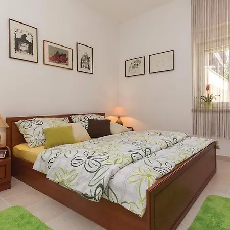 Garden With Terrace And Grill アパート