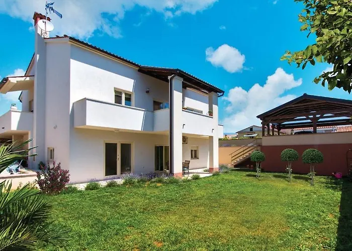 Garden With Terrace And Grill Пула